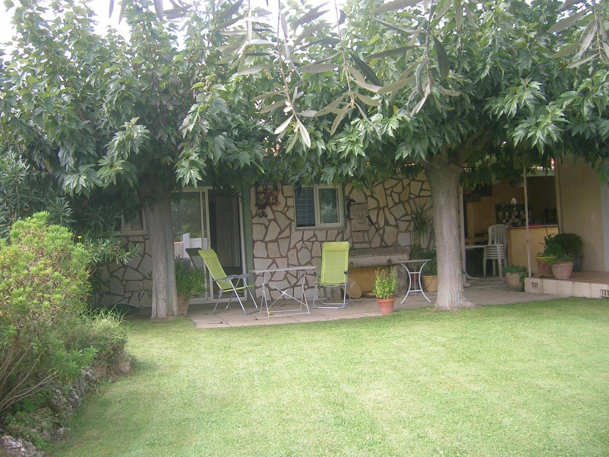 Les Hirondelles Apartment Bessan Екстериор снимка