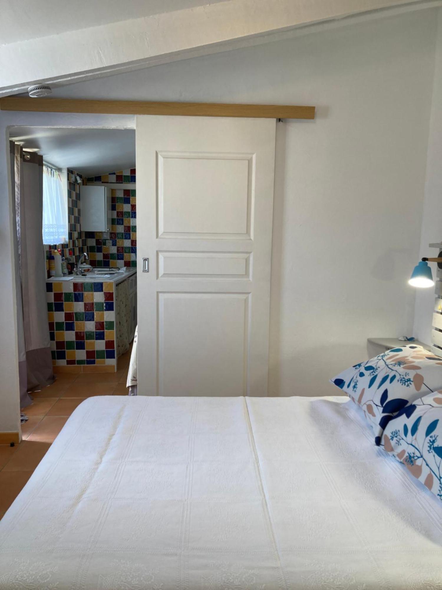 Les Hirondelles Apartment Bessan Екстериор снимка