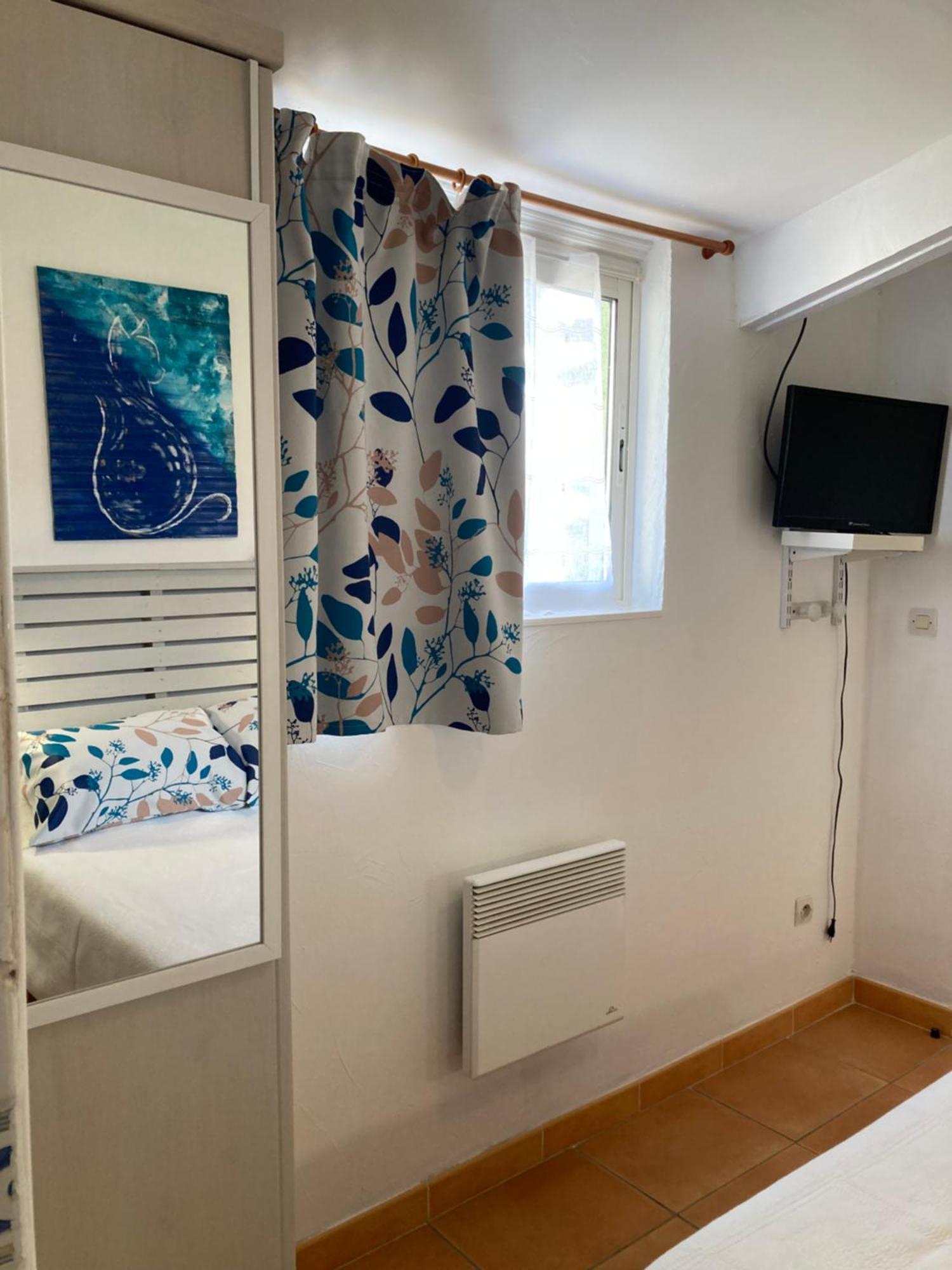 Les Hirondelles Apartment Bessan Екстериор снимка